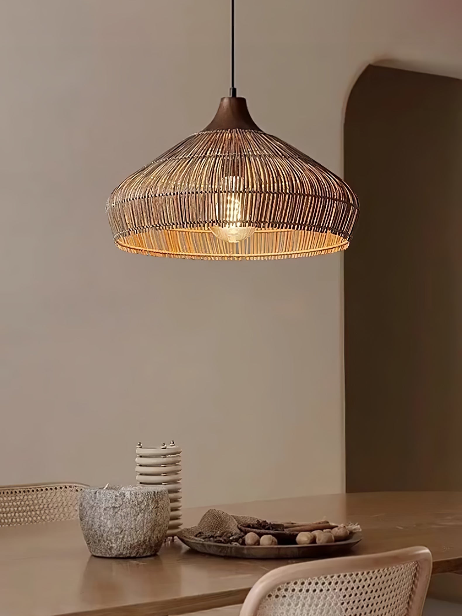 Lámpara colgante de mimbre y ratán